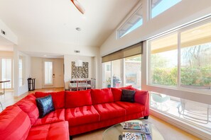 Fireplace, DVD player - Relaxing home with shared pool, outdoor fireplace & on-site golf - dogs OK (Palm Springs)