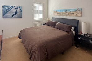 3 bedrooms, Internet, bed sheets - Relaxing home with shared pool, outdoor fireplace & on-site golf - dogs OK (Palm Springs)