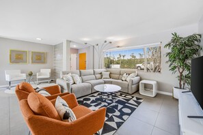 Tv, eldstad, dvd-spelare och böcker