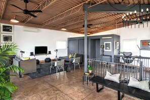 Smart TV, Netflix, streaming services, stereo - Spacious Railyard Loft w/Panoramic Balcony Views (Santa Fe)