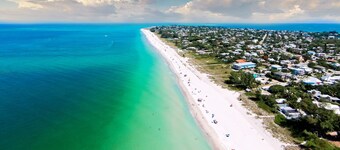 Luxury Family Escape: Spacious 4BR, Pool, Close to AMI, Dining & Attractions!