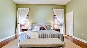 4 Schlafzimmer, Schreibtisch, Bügeleisen/Bügelbrett, Reisekinderbett