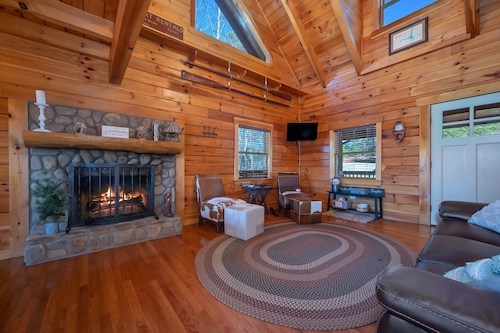 Beautiful log cabin, huge mtn views, private lake, waterfall & pet friendly