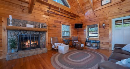 Beautiful log cabin, huge mtn views, private lake, waterfall & pet friendly