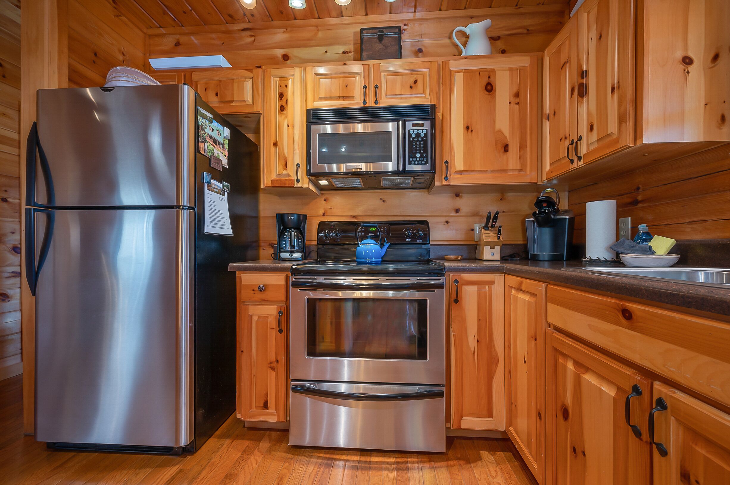 Beautiful log cabin, huge mtn views, private lake/beach/waterfall pet friendly