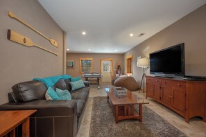 Smart-TV, Kamin, DVD-Player, Bücher