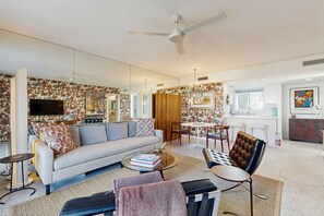 Een televisie en boeken