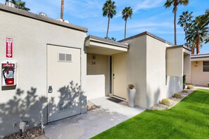 Exterior - Delightful and sophisticated condo with shared tennis, outdoor pool, & spa (Palm Springs)