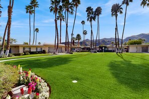 Property grounds - Delightful and sophisticated condo with shared tennis, outdoor pool, & spa (Palm Springs)