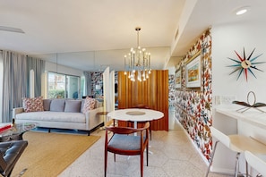 TV, books - Delightful and sophisticated condo with shared tennis, outdoor pool, & spa (Palm Springs)