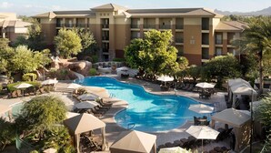 Un hôtel doté d’une grande piscine, d’un espace extérieur aménagé et offrant une vue sur un paysage montagneux.