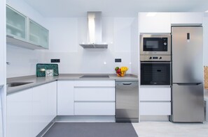 Frigorífico, microondas, horno y lavavajillas