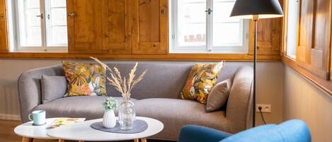 Smart TV, books, stereo