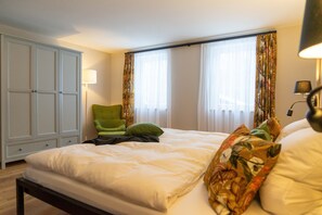 2 chambres, coffres-forts dans les chambres, lit parapluie