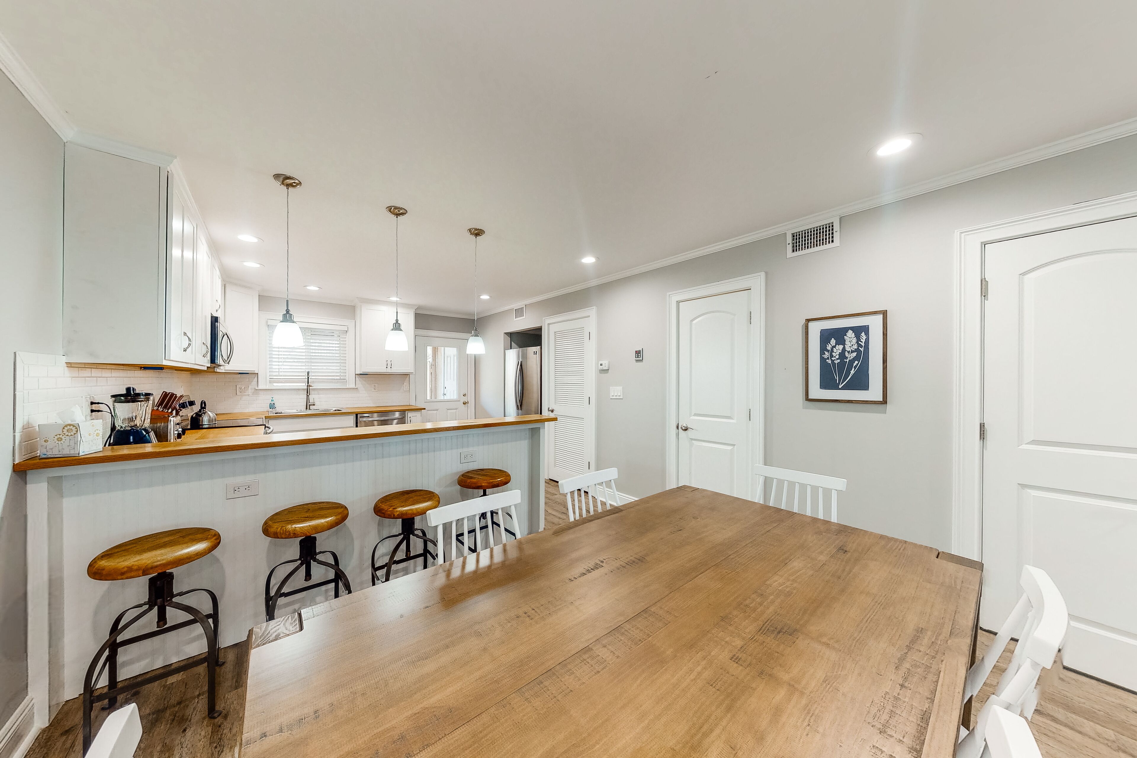 Stylish beach townhouse with ocean view, patio, full kitchen, and central AC