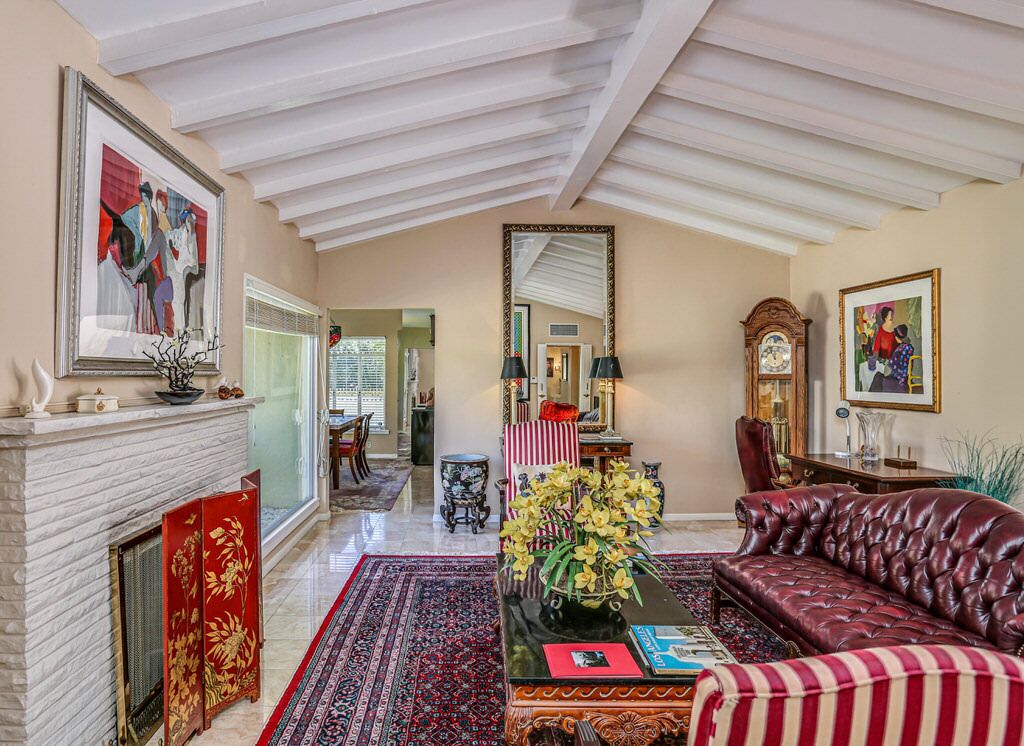 Stylish, dog-friendly home with private hot tub and pool & private gas grill!