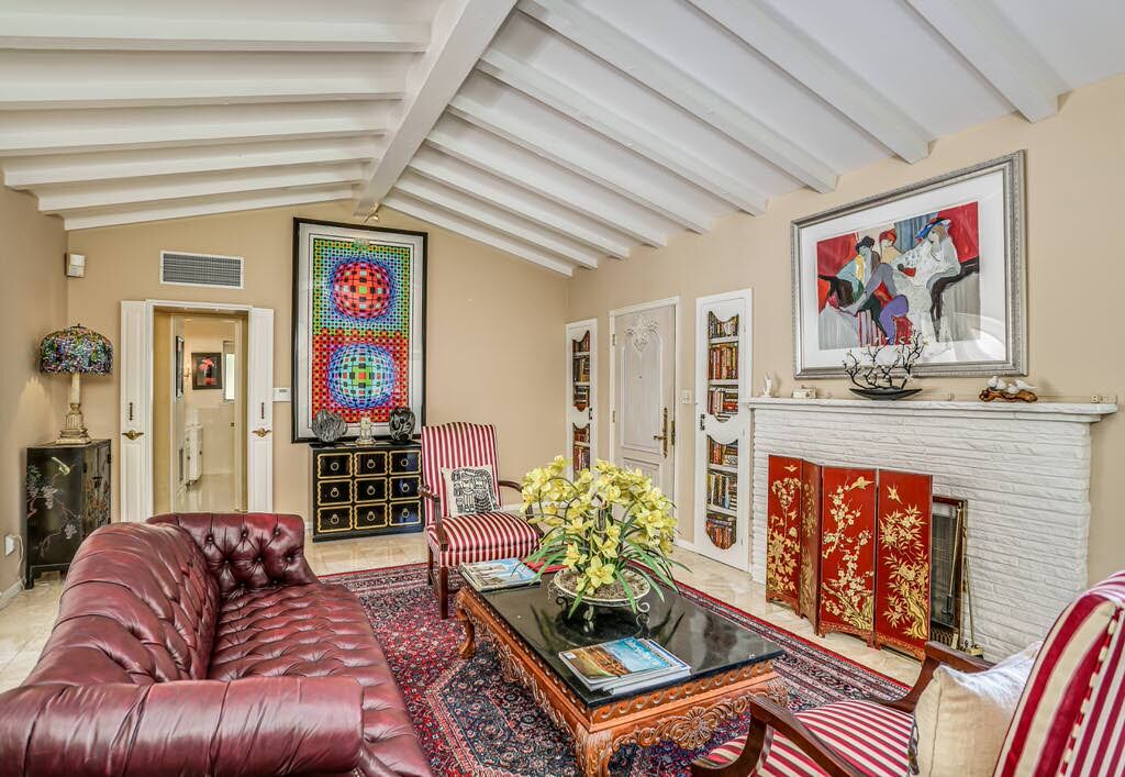 Stylish, dog-friendly home with private hot tub and pool & private gas grill!