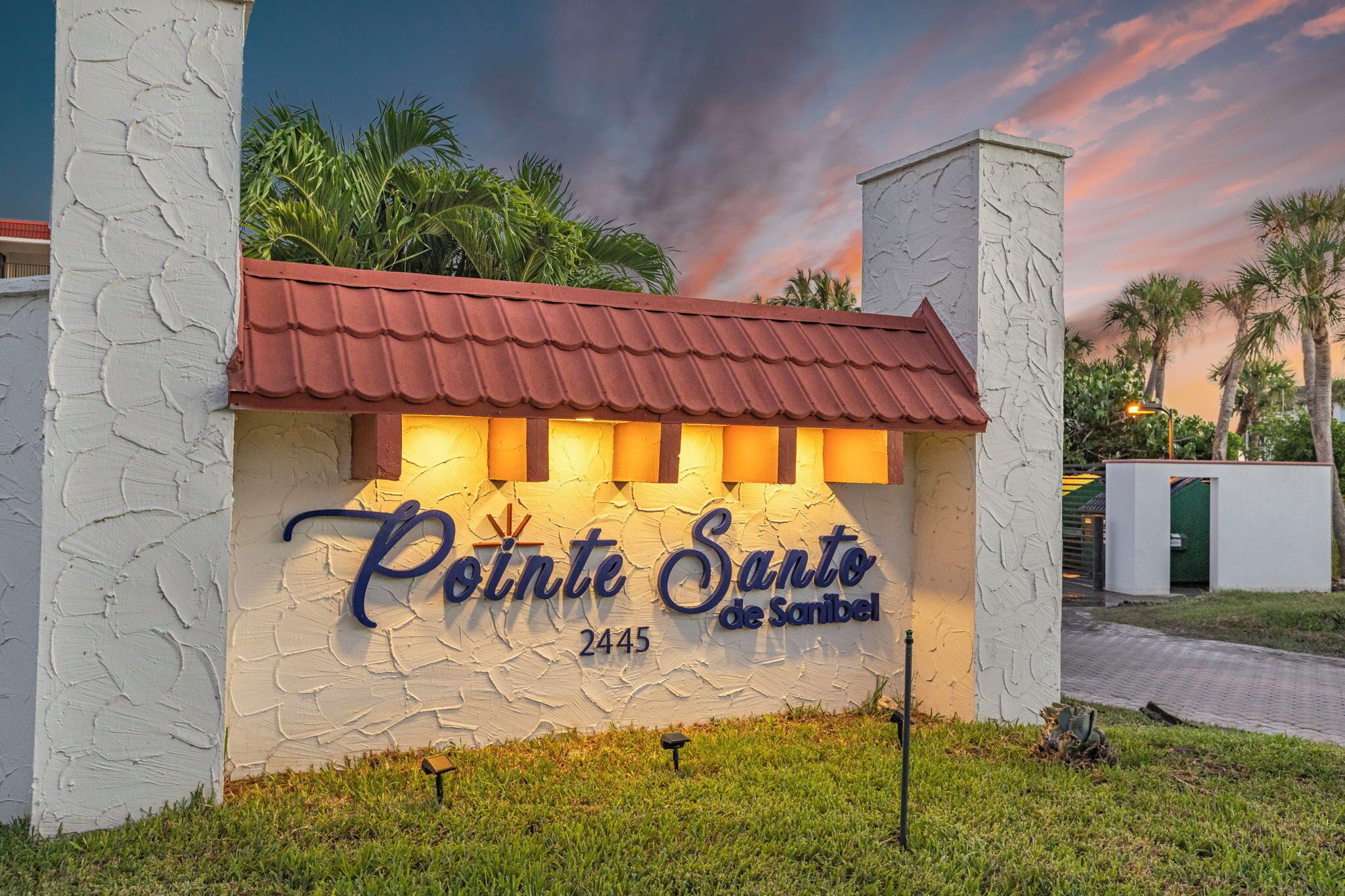 Un bâtiment avec une enseigne indiquant « Potente Santo de Sanibel 2445 » et un toit rouge.