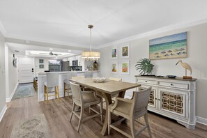 Dining - Book Your Sanibel Stay-Gulf-Front 2BR at Pointe Santo Pool & Shelling - Sleeps 6 (Sanibel)