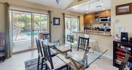 Lovely desert home w/ private pool, spa & mountain backdrop - 2 dogs OK