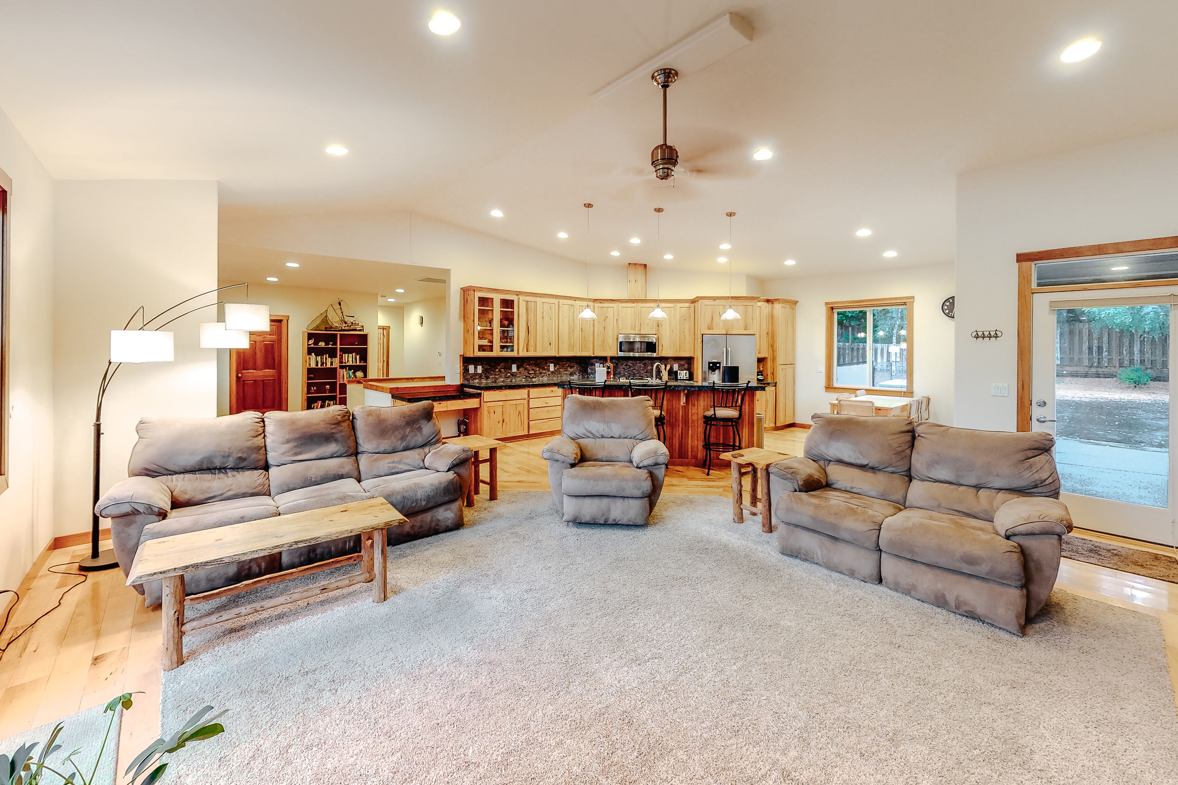 Serene, Open Home w/ a Private Hot Tub - Walk to Beach & Golf - Dogs OK