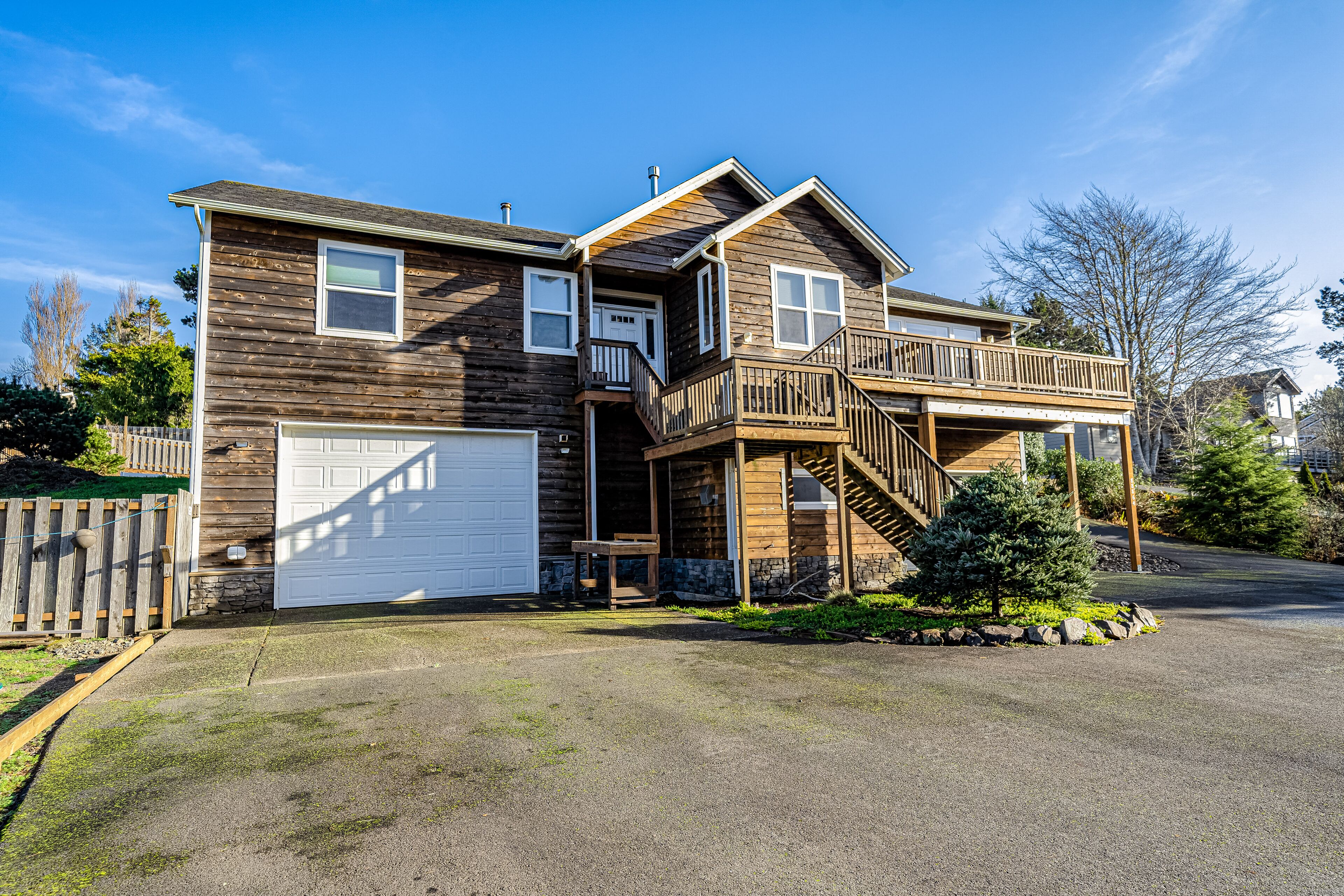 Serene, Open Home w/ a Private Hot Tub - Walk to Beach & Golf - Dogs OK