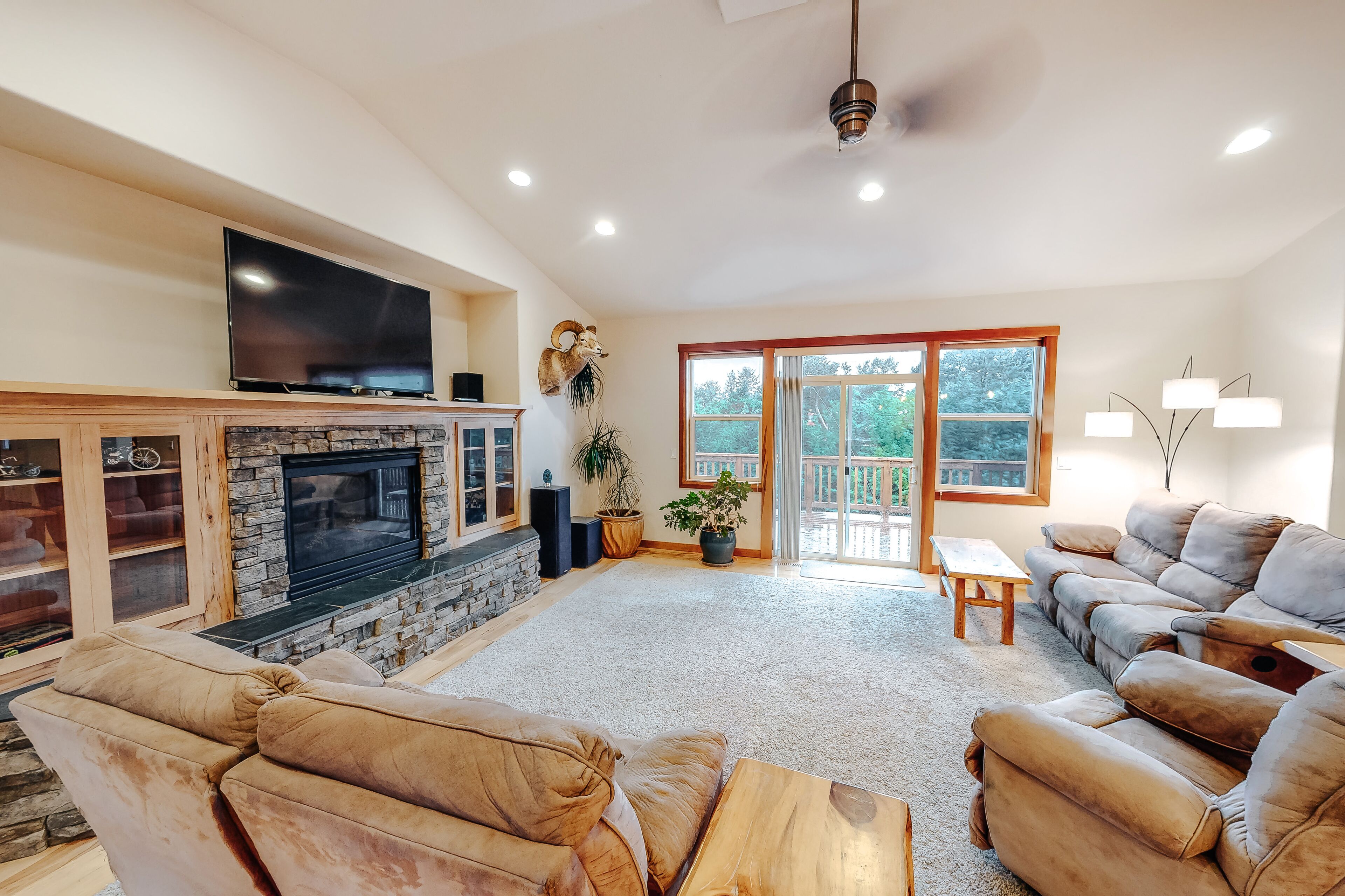 Serene, Open Home w/ a Private Hot Tub - Walk to Beach & Golf - Dogs OK