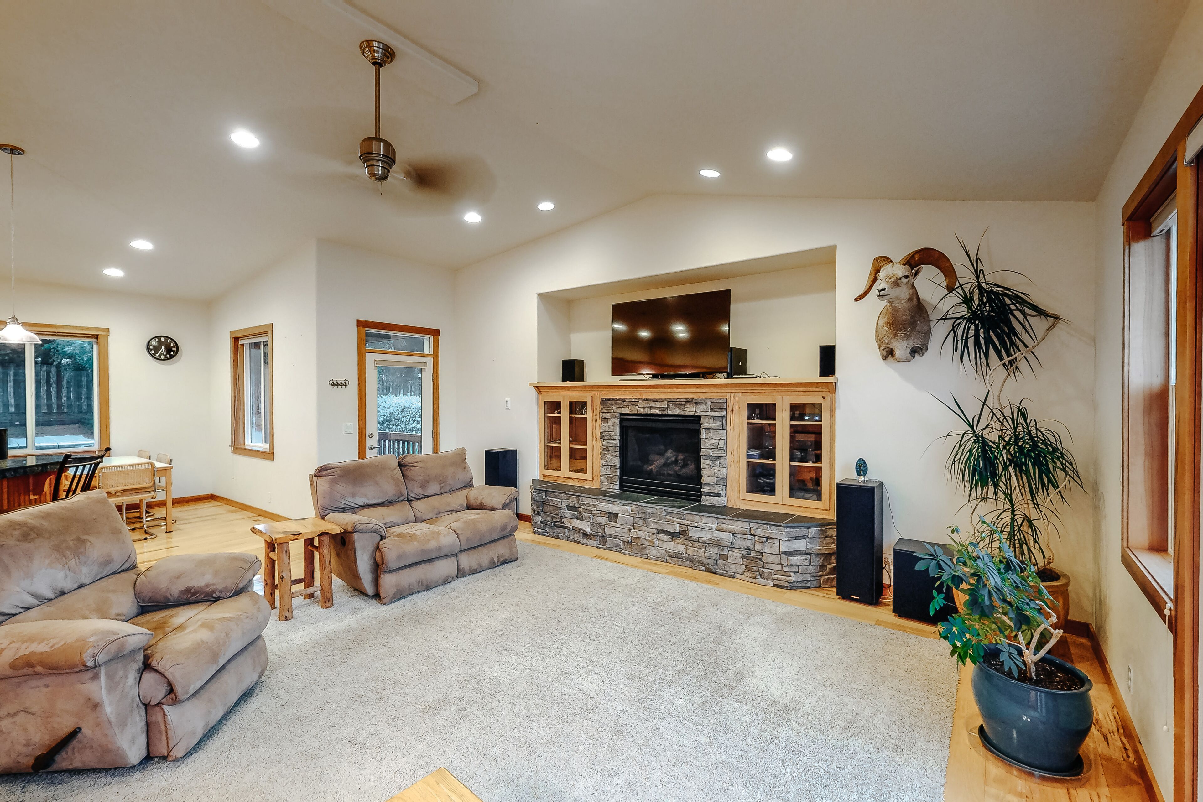 Serene, Open Home w/ a Private Hot Tub - Walk to Beach & Golf - Dogs OK