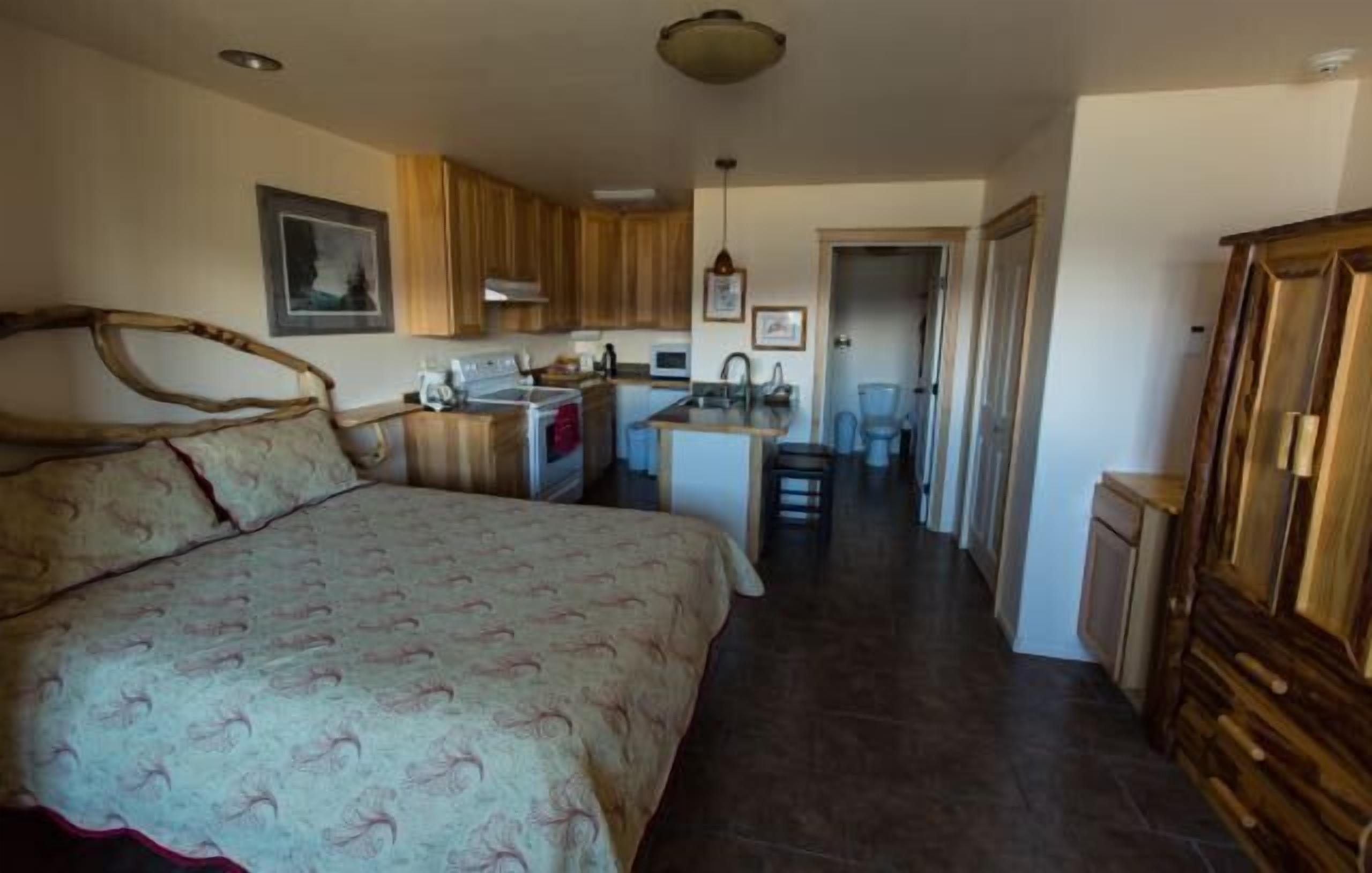 Queen Suite with a kitchen and private bath