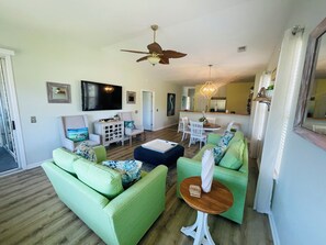 TV connectée, jeux vidéo, lecteur de DVD, livres