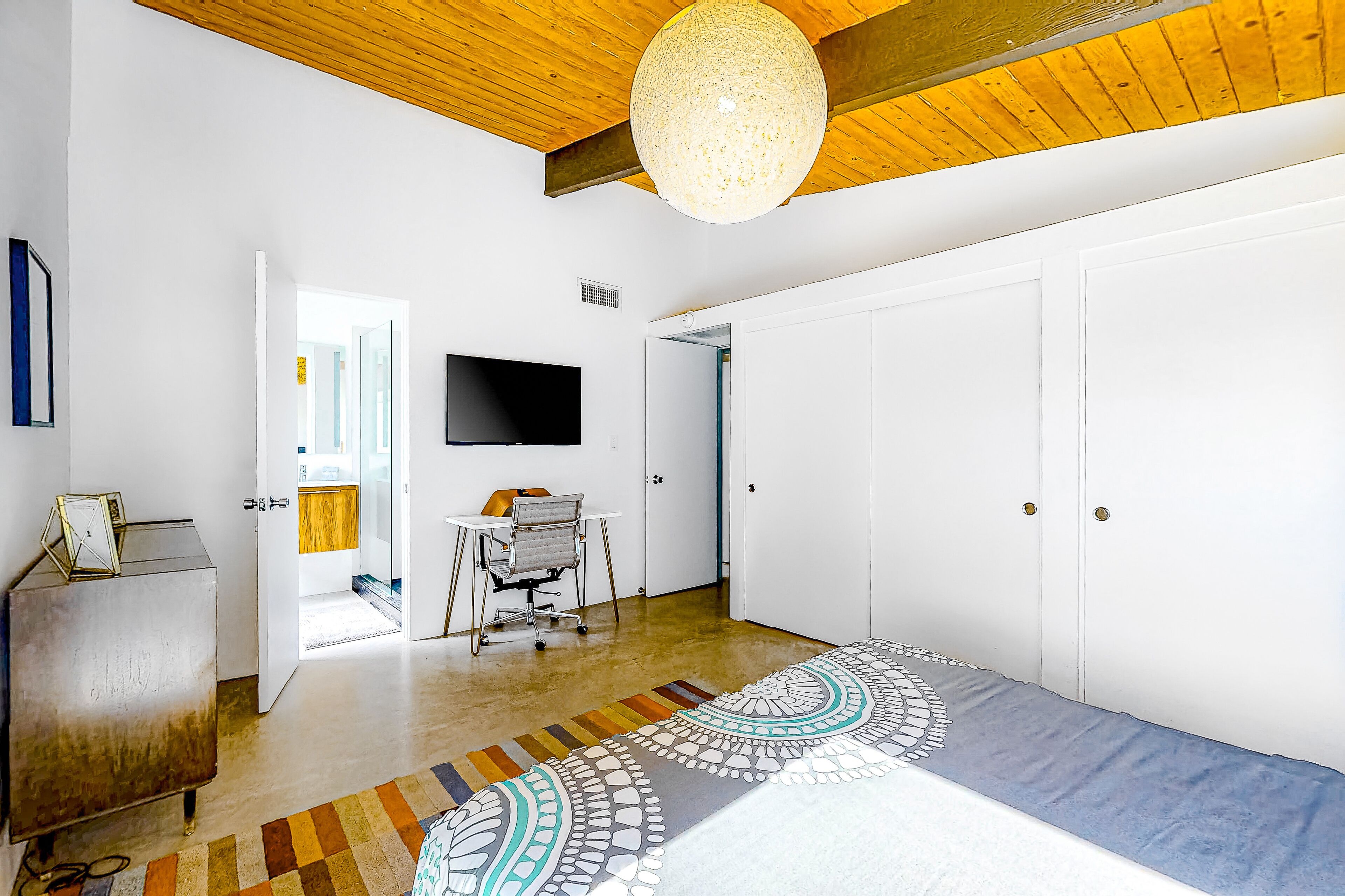 Magnificent House with Large Lawn, Private Spa, & Outdoor, Heated Pool - Dogs OK