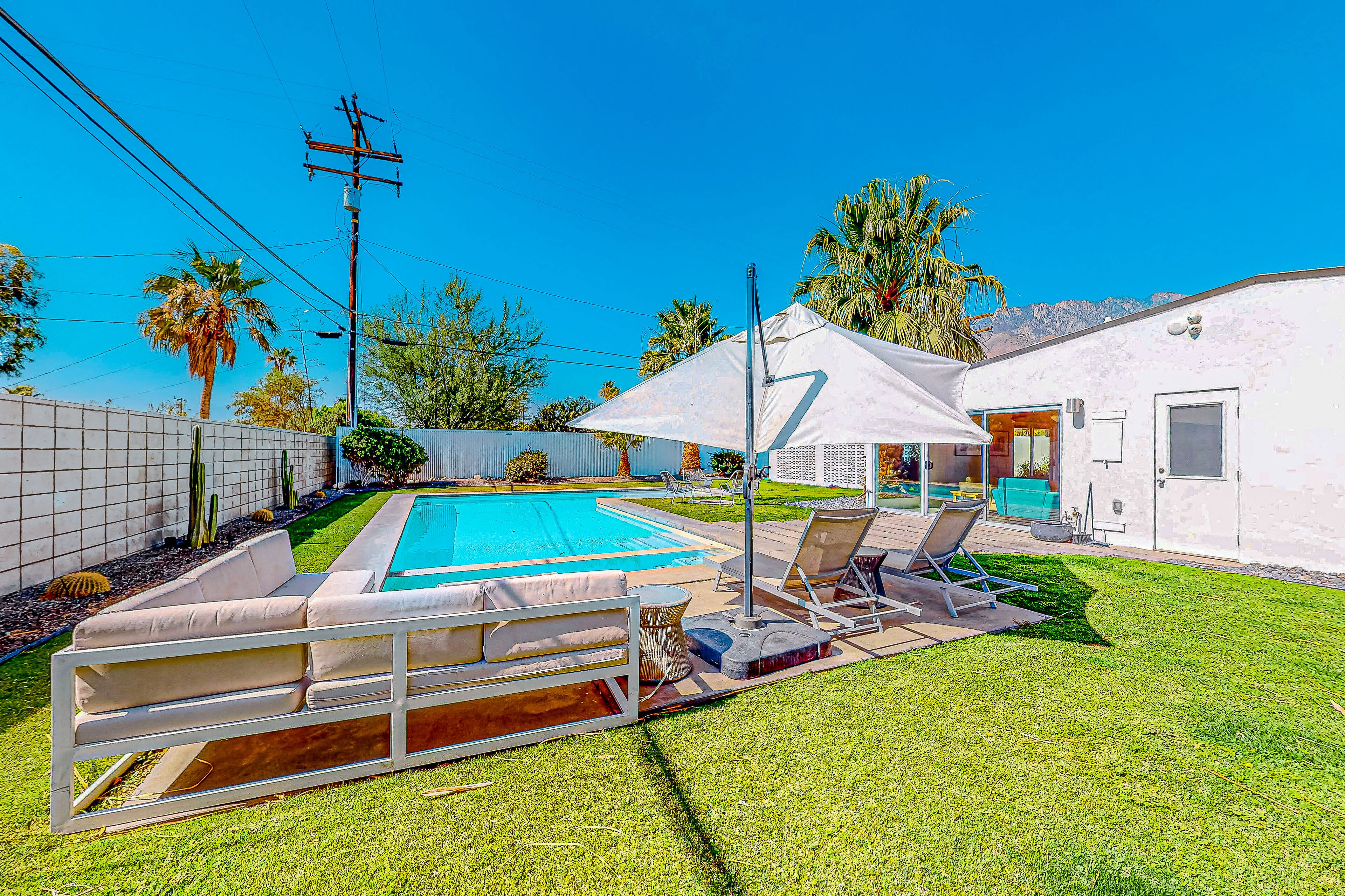 Magnificent House with Large Lawn, Private Spa, & Outdoor, Heated Pool - Dogs OK