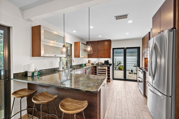 Fridge, microwave, oven, stovetop - Palm Retreat near Ringling Museum! (Sarasota)