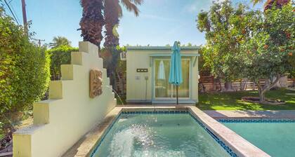Charming desert getaway with lush garden, private pool & spa - close to downtown
