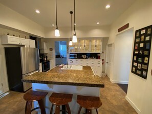 Fridge, microwave, oven, stovetop - Sodo Landing (Walla Walla)