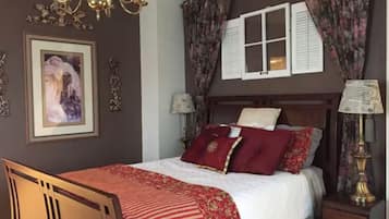 4 bedrooms, desk, iron/ironing board, travel crib