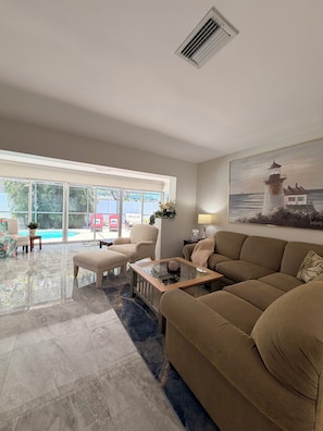 Smart TV, fireplace, books - Pet Friendly, Relax, Gather & Unwind | Private Pool | Fire Pit (Venice)