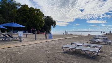 Una spiaggia nelle vicinanze