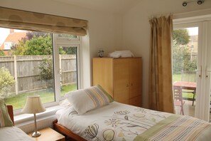 4 habitaciones, escritorio y tabla de planchar con plancha 