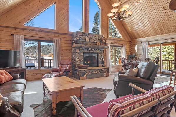 Smart TV, fireplace, DVD player, books - Boxelder Creek Lodge Black Hills Vacation Home (Nemo)