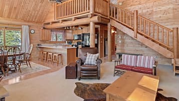 Smart TV, caminetto, lettore DVD, libri