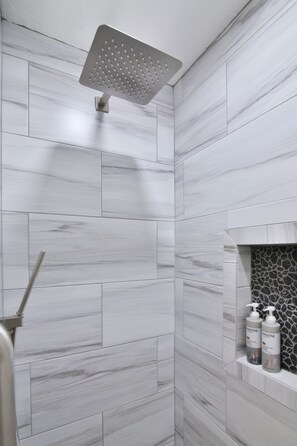 Dusche, Haartrockner, Handtücher, Seife