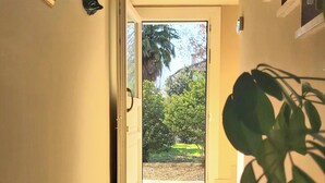 A hallway with a door leading to a garden. - "Da Celeste" Very bright apartment in a single house surrounded by greenery (Montegaldella)