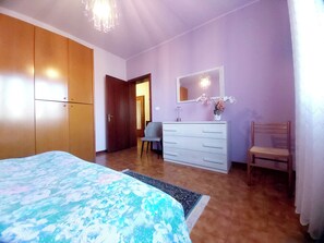 2 bedrooms, desk, iron/ironing board, free WiFi