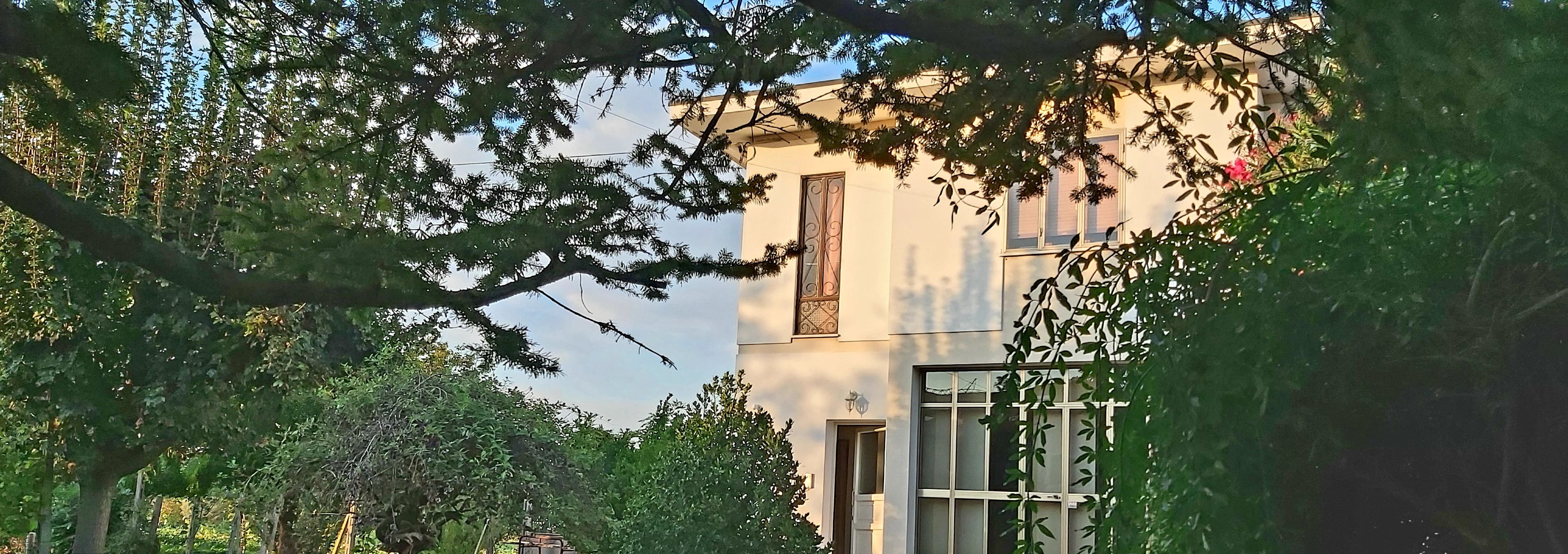 Ein Gebäude mit einem großen Fenster, einer Tür und einem Balkon.