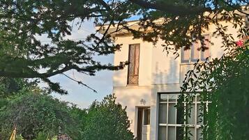 Ein Gebäude mit einem großen Fenster, einer Tür und einem Balkon.