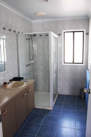 Shower, towels, toilet paper - Paradise Retreat (Paradise Beach)