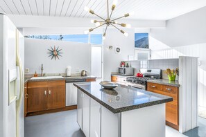 Fridge, microwave, oven, stovetop - Iconic, bright, & dog-friendly house w/private pool, spa, pool table & grill (Palm Springs)
