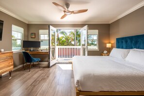 3 slaapkamers, een bureau, een strijkplank/strijkijzer, reisbedje