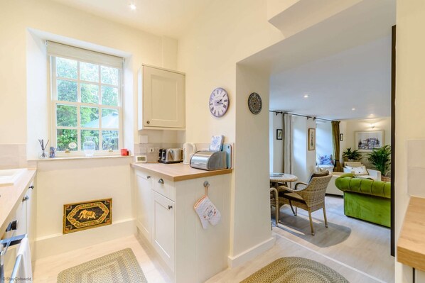 Interior - Charming Cotswold Cottage in Fulbrook - The Reading Room (Fullbrook nr Burford)